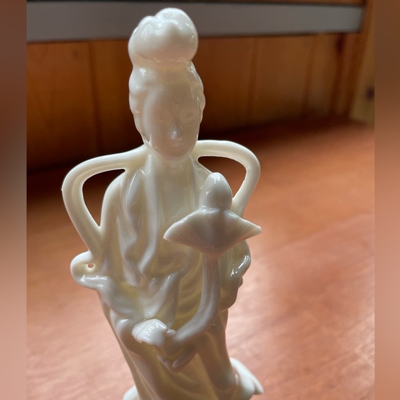 Vintage Glazed White Japanese Buddhist Beautifully Posed Kwan Yin - Picture 4 of 6